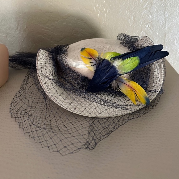 SPECTACULAR 1930s\' IVORY STRAW TILT HAT + FEATHER \